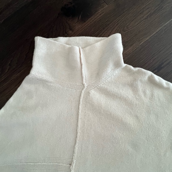 Asymmetrical Sweater - Picture 3 of 10